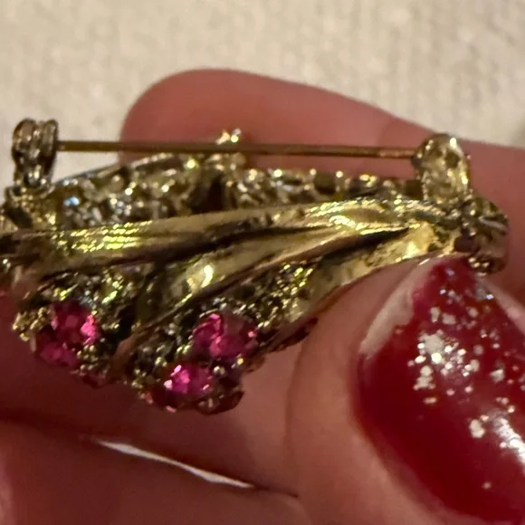 Vintage Elegant Pink Rhinestone Crystal Gold Brooch - Picture 4 of 10